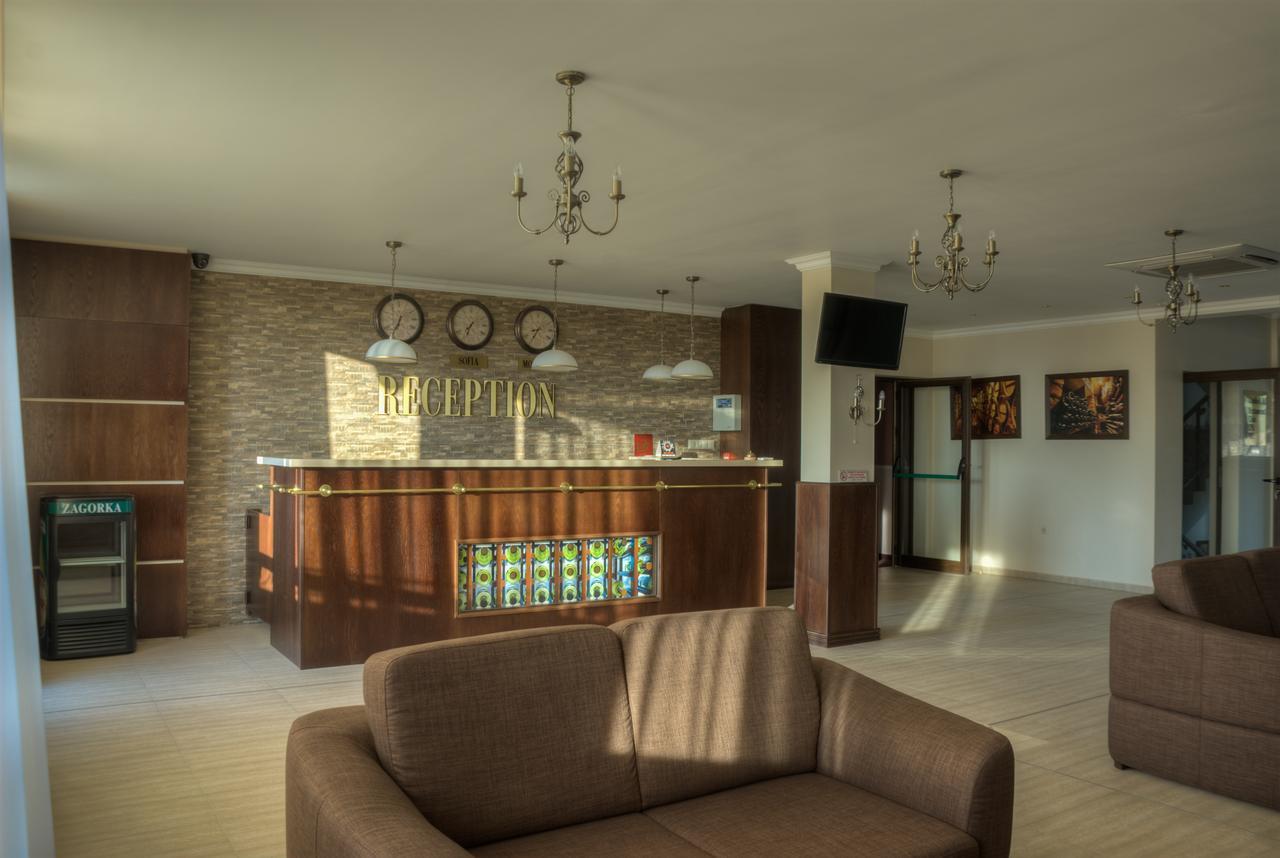 Hotel Chateau Des Bergers 特尔戈维什特 外观 照片