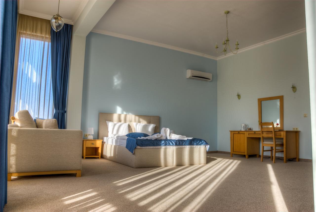 Hotel Chateau Des Bergers 特尔戈维什特 外观 照片